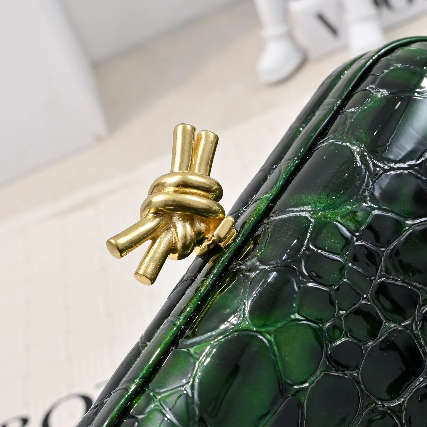 Batch 1560 #BV Knot pearlescent crocodile pattern evening bag series 🐊 Each bag reveals exquisiteness and elegance. It is made of crocodile leather with knot buckle. The leather feels super good and is unforgettable. 🐊 Crocodile pattern is a classic among classics. It looks high-end whenever you take it out ⭐️ The design is small and exquisite, low-key without logo, elegant and generous. Holding it in your hand or hanging it on your wrist will make you look more elegant and charming [Fireworks] Model: 717622 Size: 20x12x5.5